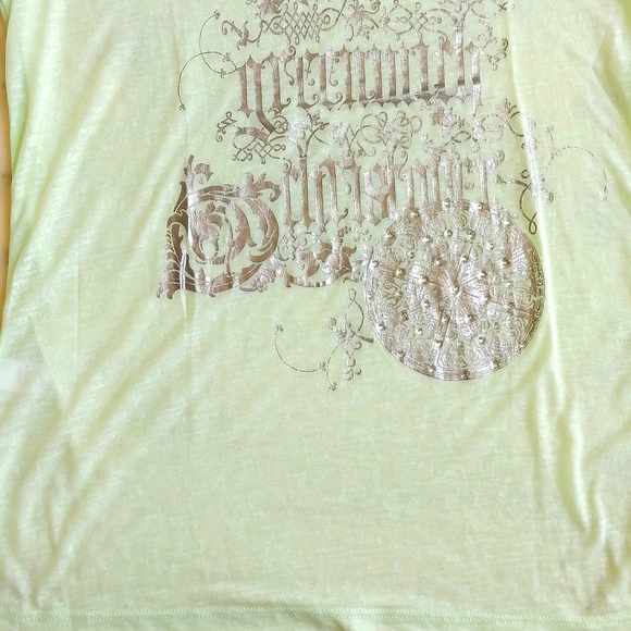 NWOT. Express Cotton Blended Front Floral/Crystal/Words Design Short Sleeve Tee. - Picture 3 of 3
